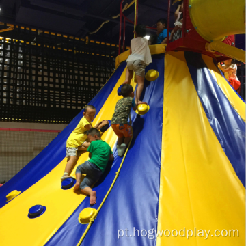 Parede de escalada de vulcão infantil popular interna